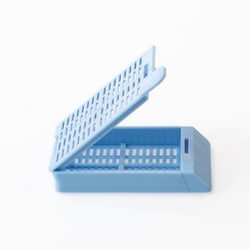 Simport Scientific Swingsette Tissue Processing/Embedding Cassettes with Hinged Covers Blue | Buy Online | Simport&trade; Scientific | Fisher Scientific